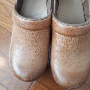 Dansko Honey Distressed Clogs Size 7, 38